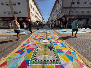 Tradicionais tapetes de Corpus Christi celebram a fé pela arte