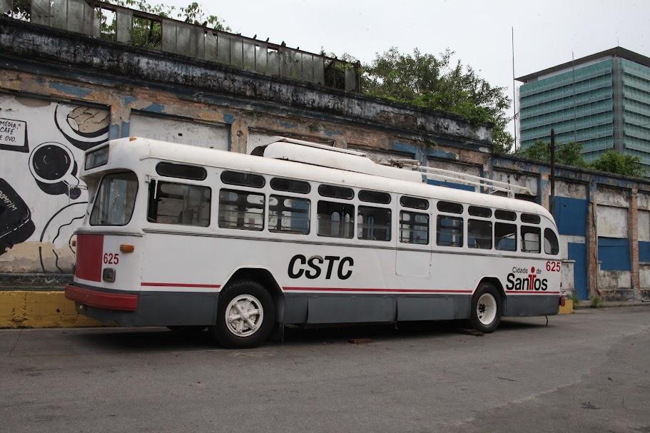 Trólebus histórico retorna a Santos após 30 anos