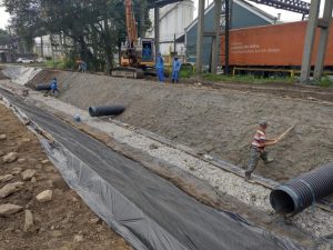 Novo canal em rua da Alemoa promete melhorar a drenagem