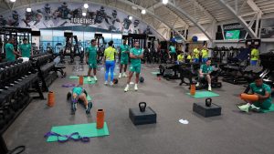 Paulinho volta a treinar no Palmeiras e está à disposição para duelo com o Chelsea