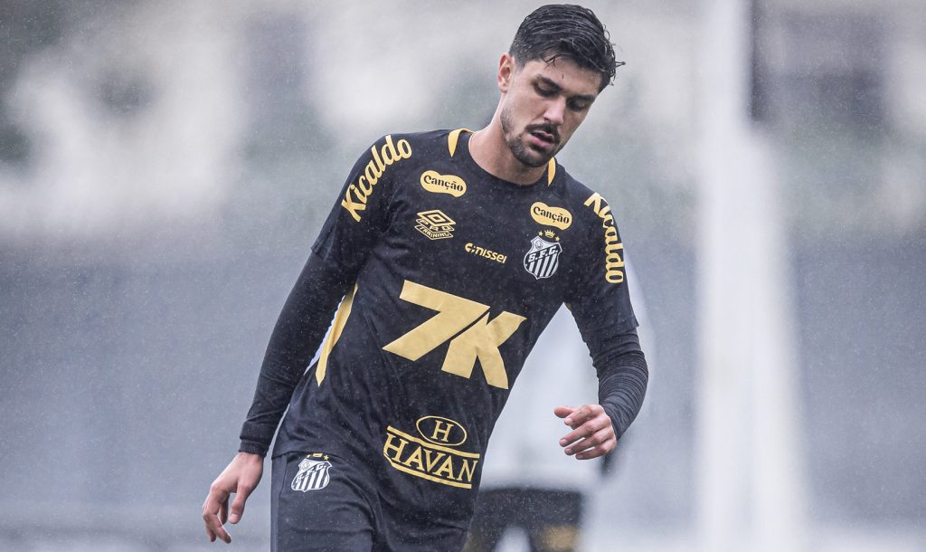 João Basso exalta preparação do Santos para volta do Brasileirão: ‘Treinos intensos e fortes’