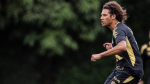 Willian Arão é apresentado no Santos e diz estar melhor do que quando saiu do Flamengo