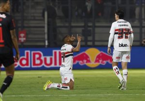 André Silva marca dois e salva o São Paulo em empate contra o Bragantino
