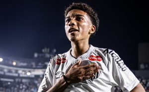 Robinho Jr ganha holofotes após estreia pelo Santos