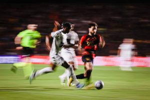 Com 1 a menos, Santos arranca empate em 2 a 2 com o Sport e deixa a zona de rebaixamento