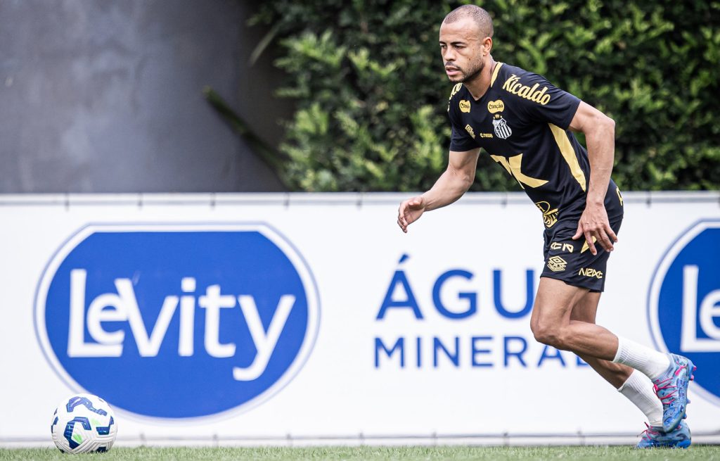 Mayke é apresentado no Santos e diz estar pronto para entrar em campo: ‘Ajudar com experiência’