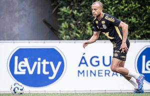 Mayke é apresentado no Santos e diz estar pronto para entrar em campo: ‘Ajudar com experiência’