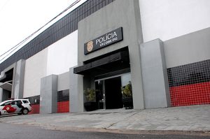 Briga de trânsito termina com jovem morto e pai ferido