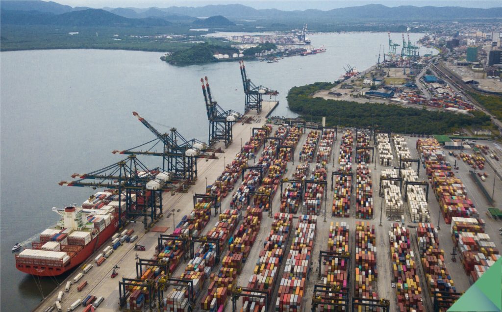 Porto de Santos tem navegação suspensa devido à ressaca