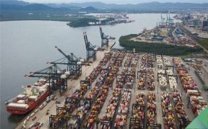 Porto de Santos tem navegação suspensa devido à ressaca