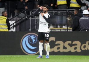 Mephis Depay brilha e Corinthians derrota o Palmeiras no primeiro jogo das oitavas da Copa do Brasil