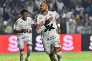 Neymar é decisivo, Santos bate líder Flamengo no fim e respira contra a queda no Brasileirão