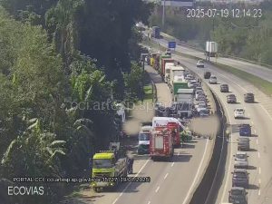 Dois acidentes e congestionamentos: Anchieta tem sábado de caos