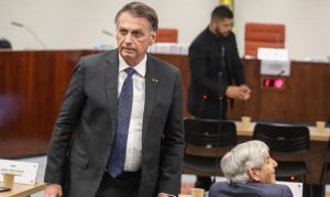 PF cumpre mandados na casa de Jair Bolsonaro, que usará tornozeleira