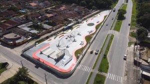 Kombi literária leva histórias à Praça Anchieta, em Bertioga