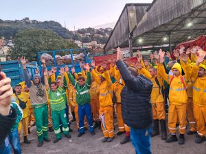 Funcionários da limpeza entram em greve na Baixada