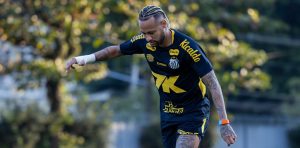 Neymar treina cobranças de falta e vira esperança do Santos contra o Flamengo