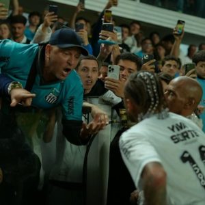 Neymar discute com torcedor do Santos após derrota para o Internacional no Brasileirão