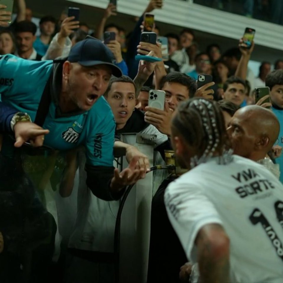 Neymar discute com torcedor do Santos após derrota para o Internacional no Brasileirão