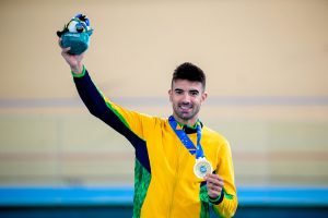 Ciclista supera barreiras para representar Santos nas maiores competições