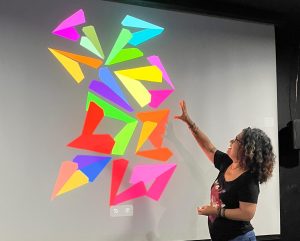 Márcia Okida retoma projeto de análise de cartazes de filmes
