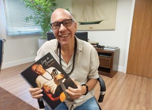 Marcos Canduta lança livro de partituras autorais na Realejo