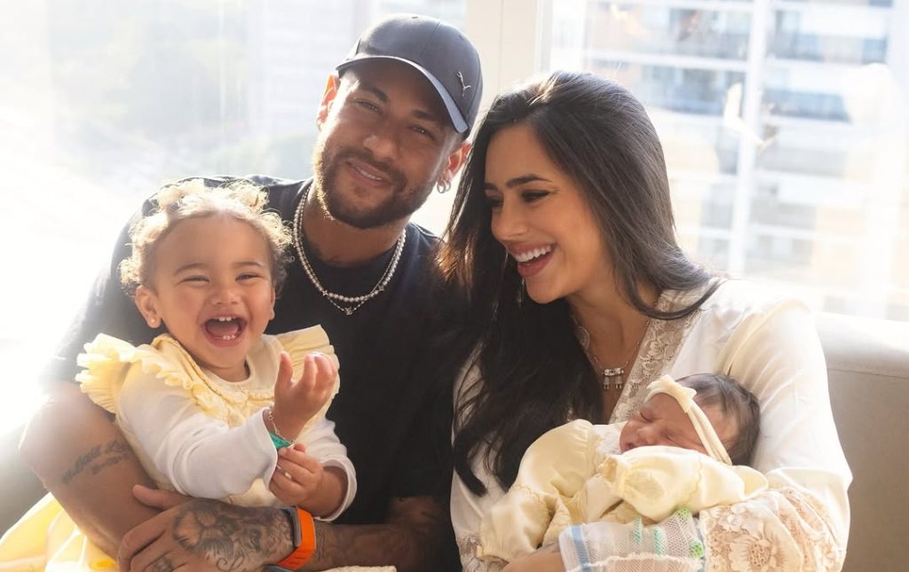 Neymar compartilha primeiras fotos de sua nova filha na maternidade