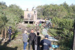 Força-tarefa desmonta construções irregulares em área ambiental