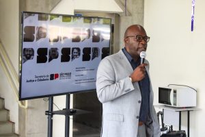Negros e ciganos representam região em conferência