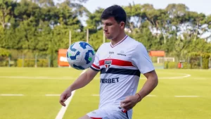 Tapia se coloca à disposição para jogar em várias posições no São Paulo e elogia a torcida