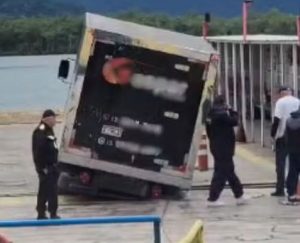 Caminhão fica preso entre balsa e píer por 3 horas