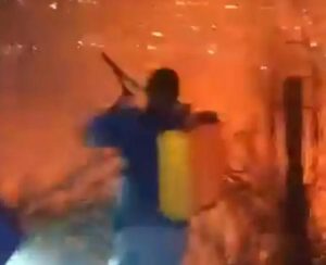 Incêndio atinge vegetação no Morro da Asa Delta, em Guarujá