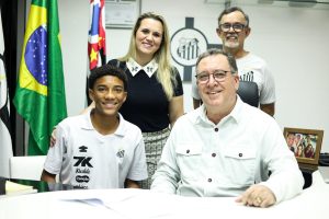 Robinho Jr renova contrato com o Santos até abril de 2027