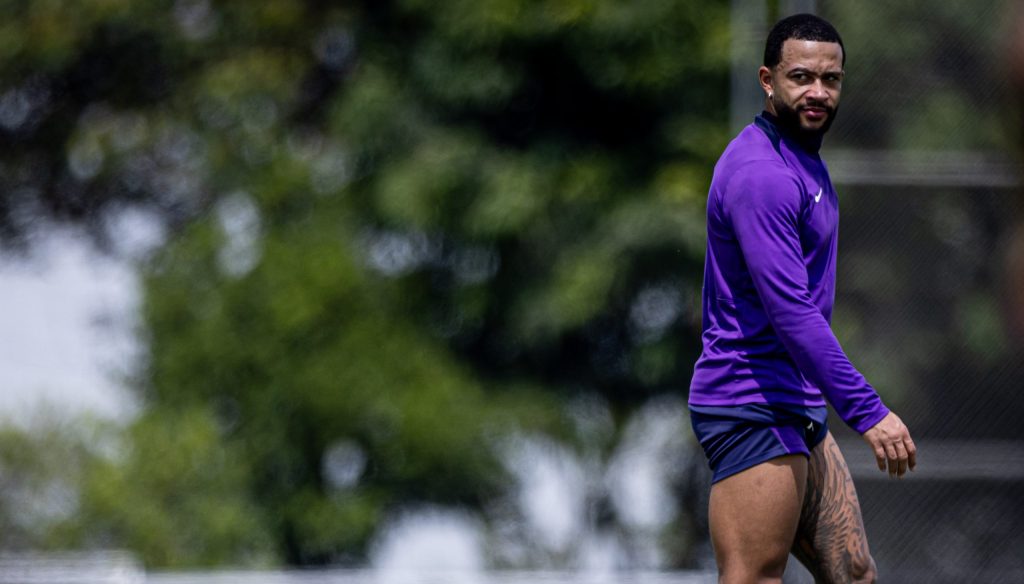 Memphis Depay reaparece, tem reunião com diretoria e se manifesta sobre futuro no Corinthians