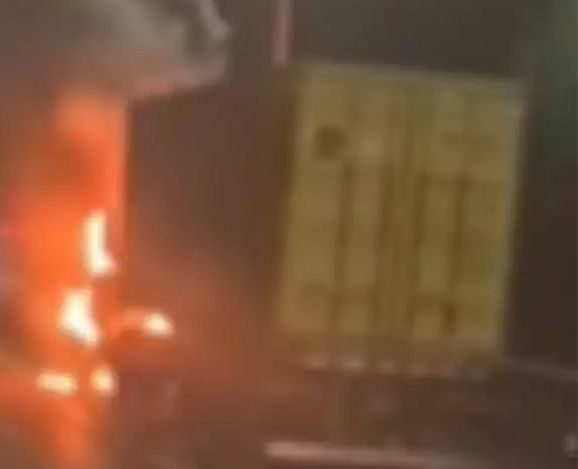 Caminhão é destruído por incêndio na Imigrantes