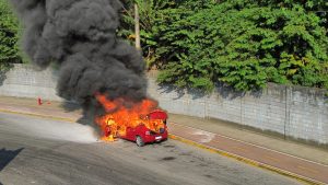 Carro pega fogo na entrada de shopping em PG