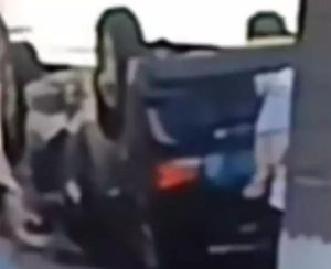 Carro capota após colisão em cruzamento e mulher fica ferida