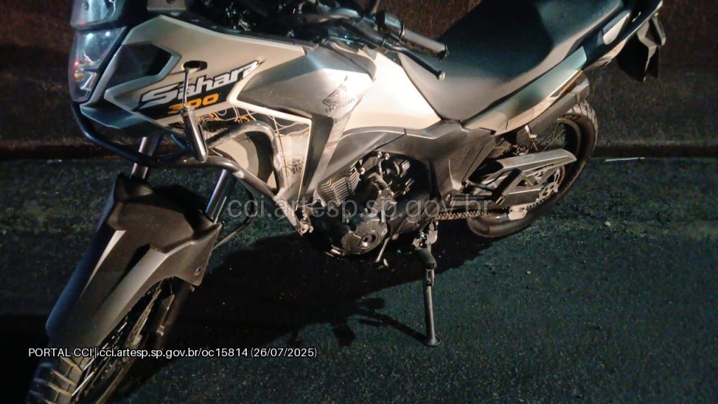 Motociclista cai no mar após bater em mureta