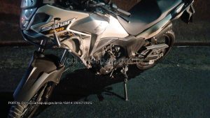 Motociclista cai no mar após bater em mureta