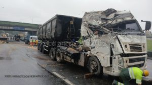 Carreta tomba e espalha 37 toneladas de soja na Rodovia Cônego Rangoni