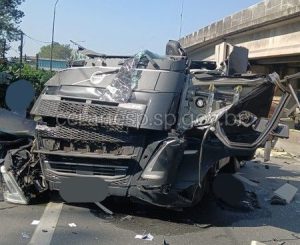 Caminhão cai de viaduto e motorista morre no local