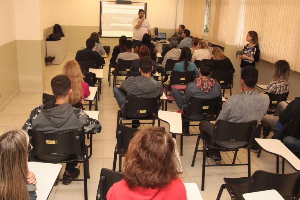 Santos abre inscrições para bolsas de estudo em escolas particulares