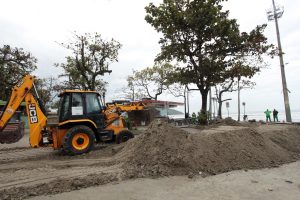 Força-tarefa atua na orla de Santos após ressaca