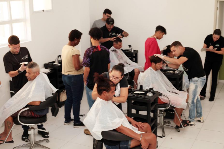 Projeto Salão Escola Autoestima forma 83 alunos em Santos | Jornal da Orla