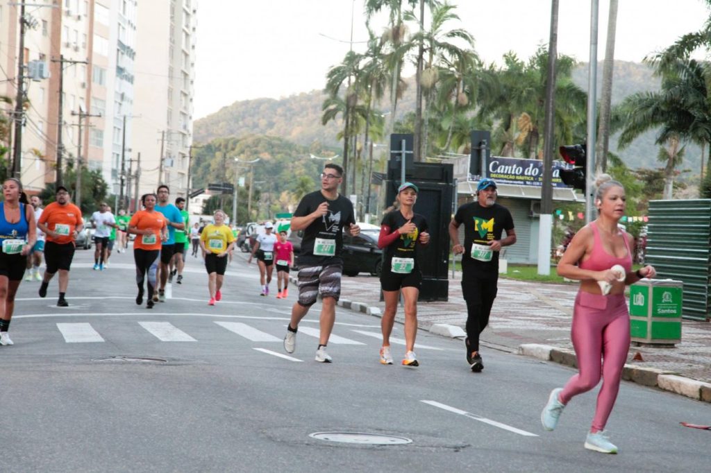 Corrida reúne mais de 700 atletas na orla da praia de Santos