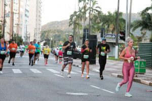 Corrida reúne mais de 700 atletas na orla da praia de Santos