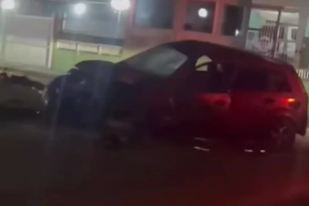 Jovens ficam feridos após carro capotar em Mongaguá
