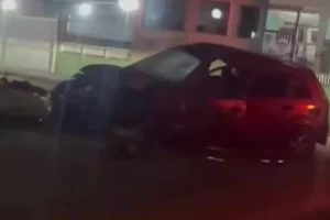 Jovens ficam feridos após carro capotar em Mongaguá