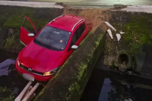 Carro cai no Canal 3 em Santos após bater em mureta