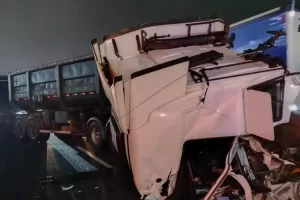 Motorista desvia de suposto assalto e causa colisão entre carretas em Cubatão